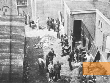 Bild:Amsterdam, 1942, Innenhof der »Hollandsche Schouwburg« während der Deportationen, Joods Historisch Museum, L. Nobelen-Riezouw