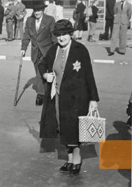 Image: Berlin, 1941, Wearing the yellow star became obligatory from September 1941 on, Bundesarchiv, Bild 183-B04490A, N/A