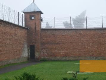 Image: Kaunas, 2004, The IX Fort today with the monument in the background, Stiftung Denkmal