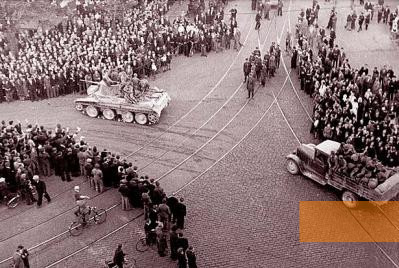 Image: Riga, June 1940, Soviet troops occupy Latvia, public domain