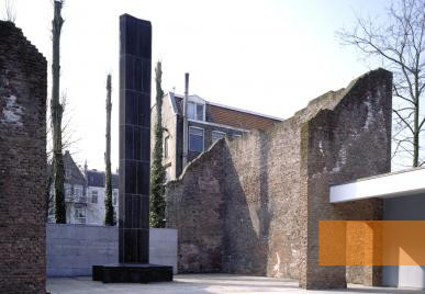 Image: Amsterdam, 2003, Courtyard with monument, Joods Historisch Museum