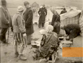 Image: Şimleu Silvaniei, 1944, Jews in a tent camp near Şimleu Silvaniei, Yad Vashem