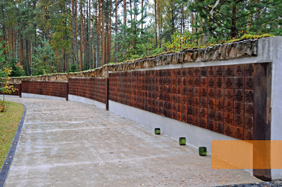 Bild:Katyn, 2009, Gedenkwand mit Namen ermordeter polnischer Offiziere, Dennis Jarvis