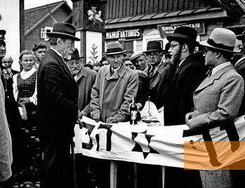 Image: Molėtai, 1938, Lithuanian president Antanas Smetona is greeted by Jewish citizens, Molėtų krašto muziejus