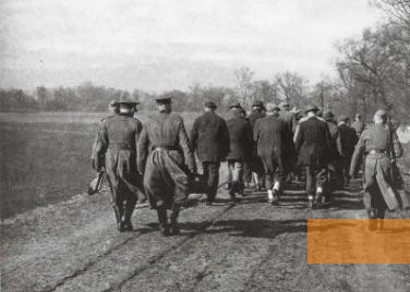 Bild:Theresienstadt, 1943, Transport politischer Häftlinge in das Gestapo-Gefängnis der Kleinen Festung, Archiv Památníku Terezín