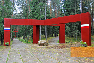 Bild:Katyn, 2009, Ein Eingangstor kennzeichnet den Weg zu den Erschießungsstätten der russischen bzw. der polnischen Opfer, Dennis Jarvis