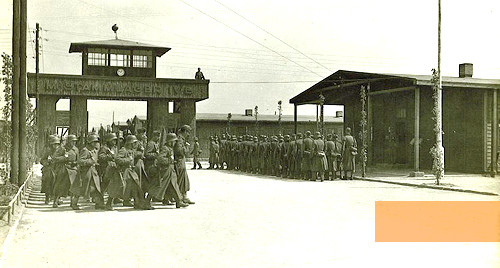 Image: Mühlberg, undated, Changing of the guard at the main entrance to »Stalag IVB«, Initiativgruppe Lager Mühlberg e.V.