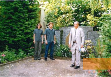 Bild:Rehmsdorf, 2000, Der ehemalige Häftling Israel Lazar am Denkmal in Rehmsdorf, Lothar Czoßek