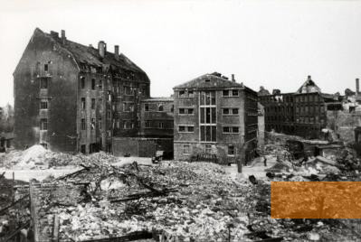 Bild:Dortmund, 1946, Die fast intakt gebliebene Steinwache kurz nach dem Krieg, Stadtarchiv Dortmund