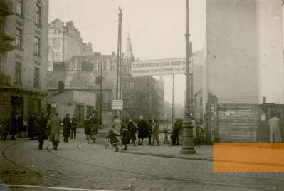 Image: Warsaw, 1940, A quarter mainly inhabited by Jews had been deemed »endangered by epidemics« in November 1939, Historisches Archiv der Stadt Köln