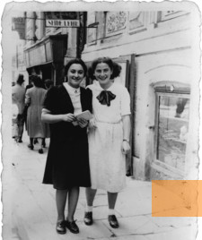 Image: Chernivtsi, 1940, Selma Meerbaum-Eisinger (right) and her friend Else Schächter during a walk in May 1940, Margit Bartfeld-Feller, Tel Aviv