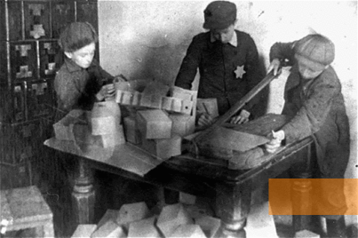 Image: Glubokoye, 1941-1943, Jewish children folding boxes in the ghetto, www.jewishgen.org