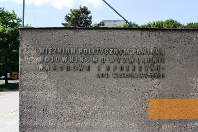 Image: Warsaw, 2013, Dedication at the entrance: »For the Political Prisoners, Fighters for National and Social Liberation – The People of Warsaw«, Stiftung Denkmal