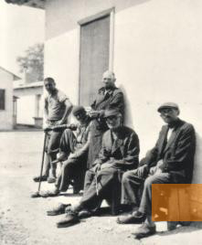 Image: Ferramonti di Tarsia, 1942, Interned Jews at the Ferramonti camp, Private archive Carlo Spartaco Capogreco