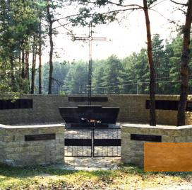 Bild:Ponary, 2004, Denkmal für die polnischen Opfer, Stiftung Denkmal