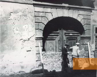 Image: Sopron, 1944, A entrance to the ghetto in the old town is bricked in, Magyar Nemzeti Múzeum