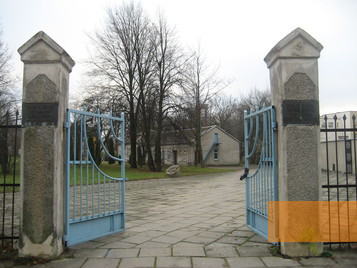 Image: Klaipėda, 2011, Entrance gate of the cemetery, Stiftung Denkmal