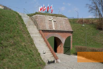 Bild:Posen, 2010, Eingang zum Museum, Muzeum Martyrologii Wielkopolan Fort VII