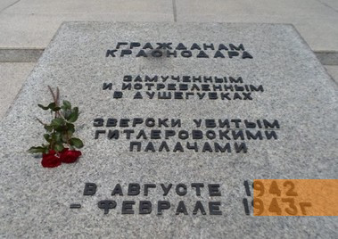 Bild:Krasnodar, 2013, Erinnerungstafel vor dem Denkmal, Yad Vashem, Inna Martiskovskaya