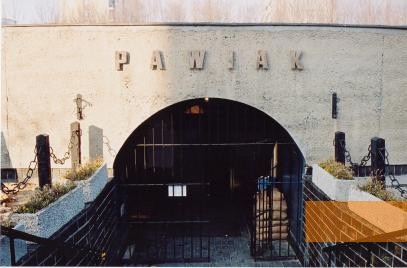 Bild:Warschau, 2002, Der Eingang zum Gefängnismuseum Pawiak, Boris Kester