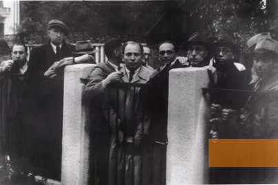 Image: Kaunas, 1940, Jews standing in the queue in front of the Japanese consulate, Sugiharos namai