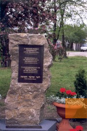Bild:Izbica, 2007, Gedenkstein für aus Franken deportierte Juden, Bildungswerk Stanislaw Hantz