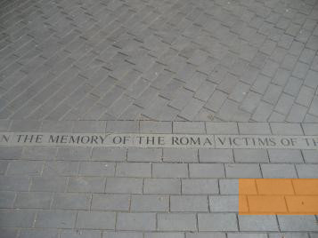 Image: Budapest, 2010, Dedication on the ground in front of the memorial, Stiftung Denkmal