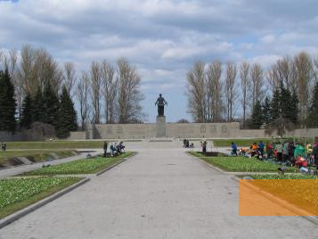 Bild:Sankt Petersburg, 2005, Gedenkstätte Piskarjowskoje Friedhof, Stiftung Denkmal