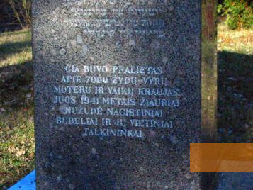 Image: Rainiai, 2004, Inscription on the memorial stone in Lithuanian and Hebrew, Stiftung Denkmal