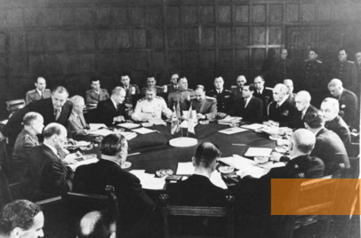 Image: Potsdam, 1945, Conference table, Bundesarchiv, Bild 183-R67561 / CC-BY-SA