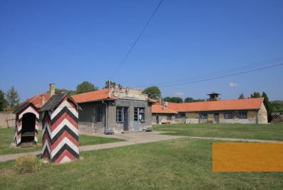 Bild:Niš, 2009, Wachposten und »Wachstube« auf dem ehemaligen Lagergelände, Dragan Bosnić