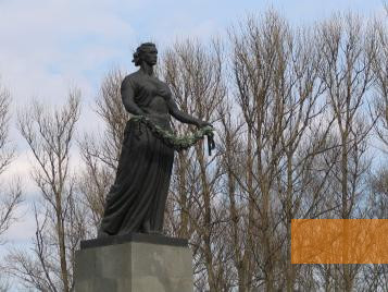 Bild:Sankt Petersburg, 2005, Denkmal »Mutter Heimat« auf dem Friedhof, Stiftung Denkmal