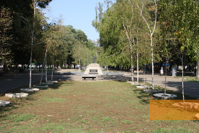 Image: Odessa, 2012, »Avenue of the Righteous of the World« with Zereteli's memorial in the background, Stiftung Denkmal