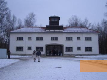Bild:Dachau, 2003, Das Jourhaus mit dem Eingangstor zum Lager, Ronnie Golz