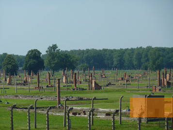 Bild:Auschwitz-Birkenau, 2010, Gelände des ehemaligen »Zigeunerlagers«, Stiftung Denkmal