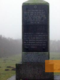 Bild:Marijampolė, 2004, Die hebräische und litauische Inschrift des Gedenksteins an der Massenerschießungsstätte, Stiftung Denkmal