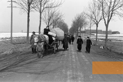 Image: Road to Gargždai, 1939, Jews from Klaipėda fleeing from the National Socialists to Gargždai, Ostpreußisches Landesmuseum Lüneburg