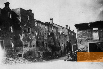 Bild:Montefiorino, o.D., Durch deutsche Truppen zerstörte Burg nach der Niederschlagung der Partisanenrepublik, Comune di Montefiorino