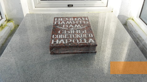 Bild:Minsk, 2016, Steinerne Replik des Buches mit den Namen der Opfer, Stiftung Denkmal
