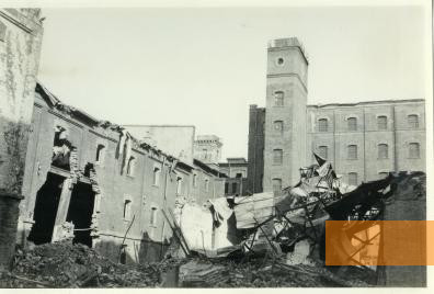 Bild:Triest, vermutlich 1945, Das gesprenge Gebäude des Krematoriums, Civico Museo della Risiera di San Sabba – Civici Musei di Storia ed Arte