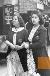 Bild:Paris, Juni 1942, Jüdische Frauen mit Stern, Bundesarchiv, Bild 183-N0619-506
