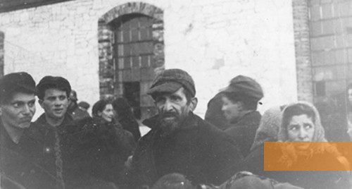 Image: Trawniki, 1942, Prisoners of the forced labour camp in front of the sugar plant, Żydowski Instytut Historyczny