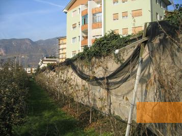 Image: Bolzano, 2004, Perimeter wall and new blocks of houses on the former camp premises, Marcello Pezzetti