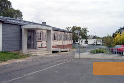 Image: Schwalmstadt, 2002, Memorial with former barracks (today residential houses) in the background, Gedenkstätte und Museum Trutzhain, Waltraud Burger