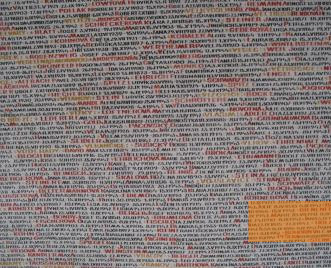 Bild:Prag, 2008, Namen von Holocaustopfern aus Böhmen und Mähren an der Wand der Pinkassynagoge, Rachel Young