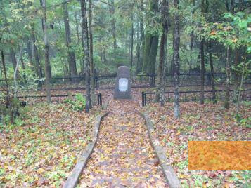 Image: Vėžaičiai, 2004, Monument in the forest near Vėžaičiai, Stiftung Denkmal