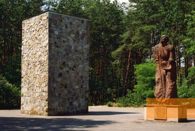 Bild:Sobibor, o.D., Das 1965 aufgestellte Denkmal, Stiftung Denkmal