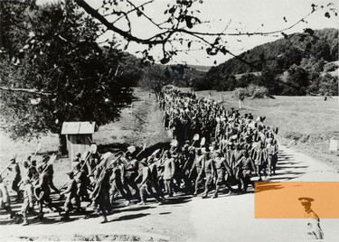 Image: Czernowitz, 1941/1942, Jews and Soviet POWs being marched off to do forced labour, Nacional’nyy Muzey istorii Velikoy Otečestvennoy Vojny Kiev