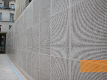 Bild:Paris, 2005, Mauer mit den Namen von 76.000 deportierten französischen Juden, Centre de Documentation Juive Contemporaine