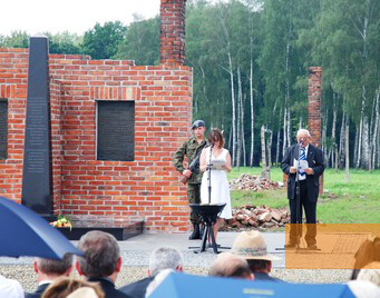 Bild:Auschwitz-Birkenau, 2009, Gedenkveranstaltung am Denkmal, RomaTrial e.V.